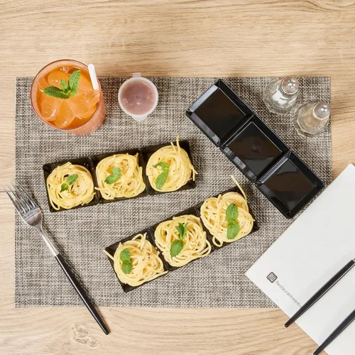 Vista 8 de Restaurantware Bandejas de salsa de 7.5 x 2.5 pulgadas, 100 platos desechables divididos para servir, tapas se venden por separado, de plástico Negro