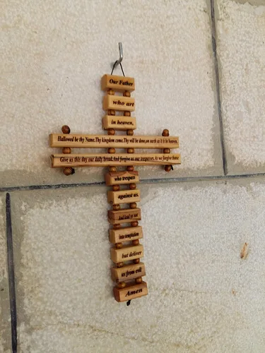Vista 3 de Cruz grande de madera de olivo para decoración de pared (9 pulgadas) con oración del Señor (Oración de nuestro padre) en inglés de Belén Tierra Santa