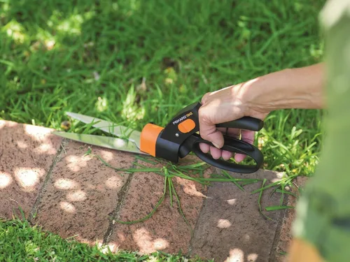 Vista 4 de Fiskars Servo-System Grass Shear GS42, Mecanismo servo-sistema antiatascos, Longitud: 135.4 in, Cuchillas de acero/Mangos de plástico