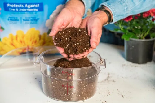 Vista 12 de Miracle-GRO Mezcla para macetas con control de humedad, para plantas en contenedor, protege contra el riego excesivo y insuficiente, 16 cuartos
