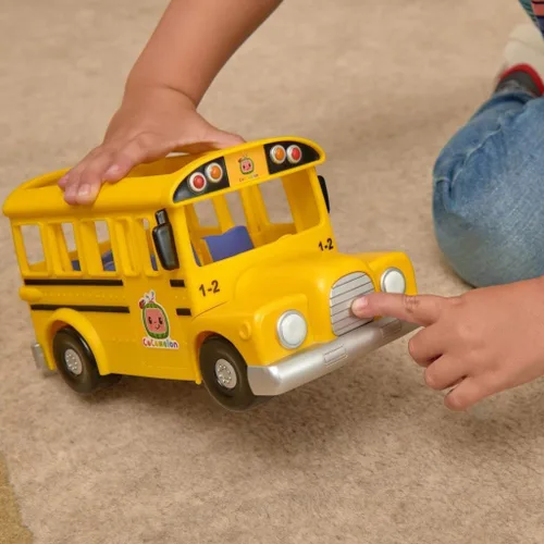 Vista 8 de CoComelon Autobús escolar amarillo musical oficial, reproduce clips de "Wheels on The Bus", con figura JJ extraíble, juguetes de personajes