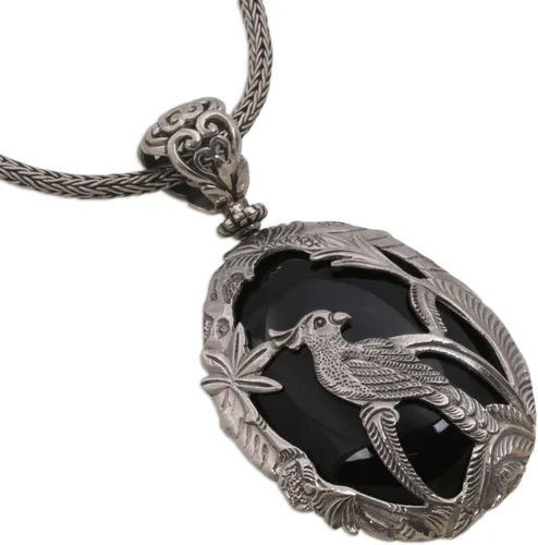 Vista 2 de NOVICA Collar hecho a mano con colgante de ónix de plata de ley 925, cacatúa de Bali, Indonesia, hoja natural, árbol, piedra natal, pájaro, jardín