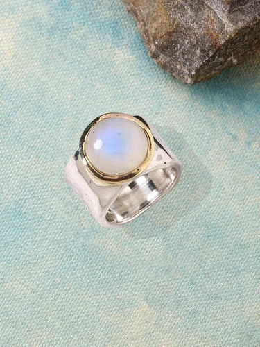 Vista 3 de YoTreasure Anillo de banda ancha de plata de ley 925 maciza martillada con piedra lunar de latón