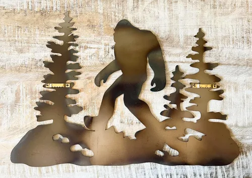 Vista 3 de Top Brass Decoración de pared de metal Bigfoot Sasquatch de 16 pulgadas, placa de arte rústica brillante con un acabado iridiscente