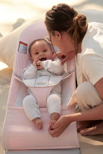 Vista 2 de BabyBjörn Bouncer Balance Soft, tejido/jersey, rosa claro/gris Asiento gorila ajustable 2 en 1 y silla para niños pequeños, recién nacido a niño
