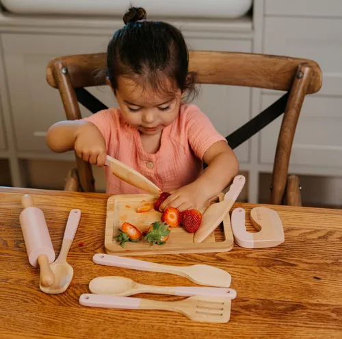 Vista 2 de Juego de cocina y horneado de madera para niños - Herramientas de cocina seguras y reales que brindan a los niños pequeños una experiencia de cocina