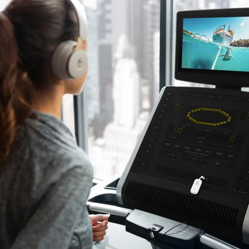 Vista 2 de Twelve South AirFly SE Adaptador de transmisor de audio inalámbrico Bluetooth para AirPods/auriculares, batería de más de 20 horas, funciona