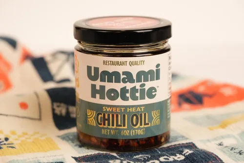 Vista 9 de Umami Hottie Ajo grueso: un chili crujiente con ajo y miso, bomba de sabor para arroz, pollo frito, carnes a la parrilla, verduras y mucho más.