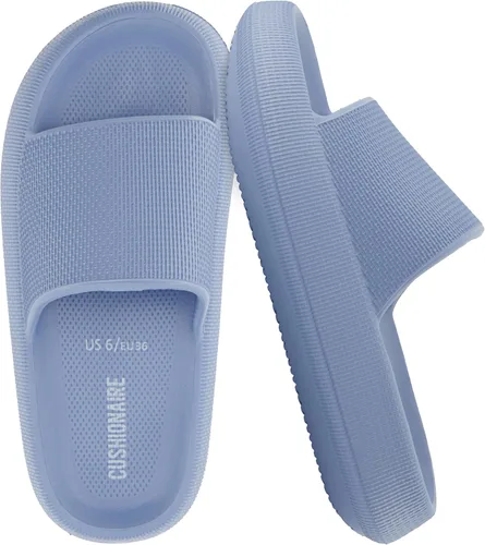 Vista 32 de CUSHIONAIRE Sandalias Feather de EVA para Mujeres – Cómodas Pantuflas Deslizables para Mujeres, Zapatos de Ducha para Interiores y Exteriores Verde