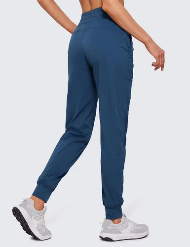 Vista 2 de CRZ YOGA Pantalones deportivos ligeros de entrenamiento para mujer, pantalones casuales de cintura alta para correr al aire libre con bolsillos