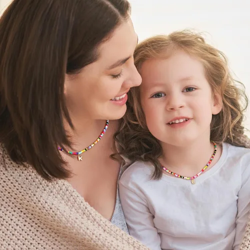 Vista 4 de M MOOHAM Collares con iniciales de cuentas coloridas para niñas, mujeres y niños, lindo collar de letras bohemias con cuentas delicadas, joyería
