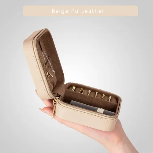 Vista 2 de KAMIER Joyeros pequeños para mujer Joyero portátil de viaje Caja organizadora de joyas de piel sintética para aretes, anillos, collares (beige)