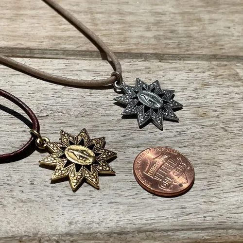 Vista 5 de Collar Virgen María de Oro - Medalla Milagrosa, Joyería Religiosa, Colgante Católico, Regalos de Mujer, Día de la Madre, Regalo de Hombre a Esposa