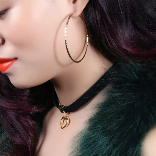 Vista 5 de PAURO Gargantilla de cinta de terciopelo negro para mujer con dije de anillo tórico dorado y plateado clásico