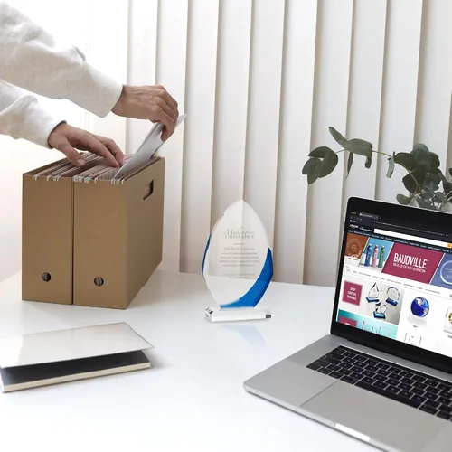 Vista 3 de Awards Trofeo de Acrílico Grabado con Forma de Elipse Puntiaguda de 9" Azul y Blanco - para Empleados - Grabado Personalizado