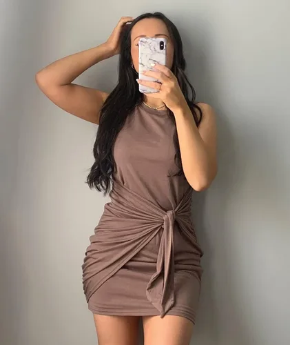 Vista 2 de BTFBM Vestido de verano 2023 para mujer casual sin mangas cruzado entallado fruncido vestido de primavera con lazo en la cintura