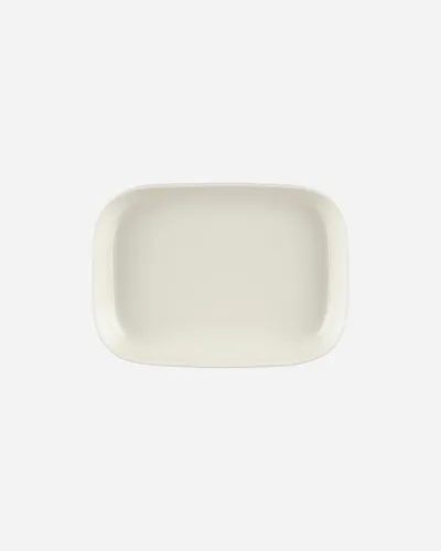 Vista 2 de MARIMEKKO Oiva Räsymatto - Bandeja para servir beige y blanco. Refina la decoración de tu cocina con nuestro icónico gres blanco. Elegante plato