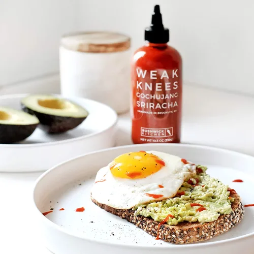 Vista 2 de Weak Knees Gochujang Sriracha + Weak Knees Curry Sriracha Set