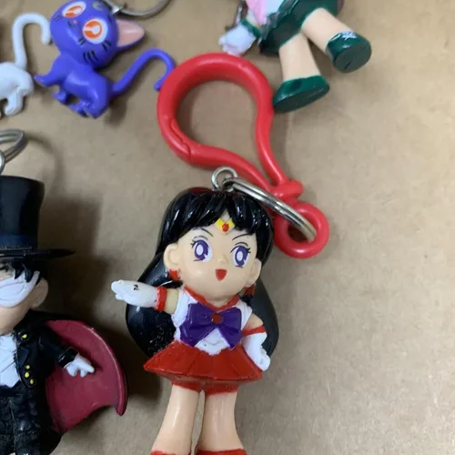 Vista 3 de Irwin Toy Embrace the Power of Sailor Moon Llavero Clip-On - Un accesorio elegante para entusiastas del anime y coleccionistas