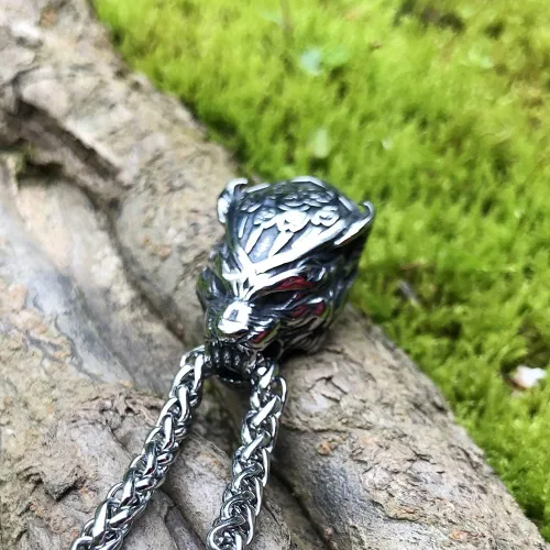 Vista 5 de GuoShuang Collar nórdico de perro vikingo nórdico Geri y Freki con pata de oso para hombre, acero inoxidable, regalo vikingo, joyería odin, Acero