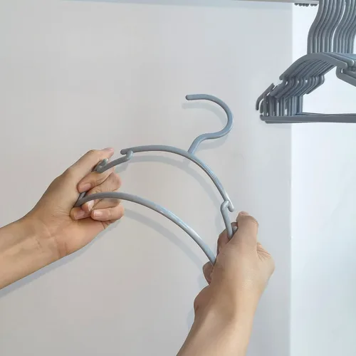 Vista 5 de GoodtoU Perchas de plástico para bebés, color gris, paquete de 60, resistentes y duraderas, ideales para ropa de niños