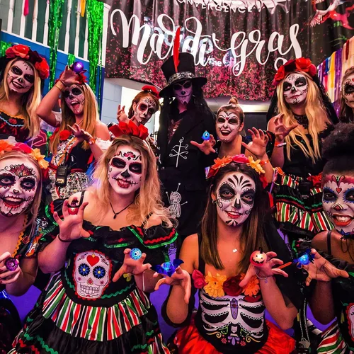 Vista 8 de Anillos iluminados para fiestas de Halloween, 50 unidades, anillos LED brillantes, juguetes divertidos para niños y adultos, Plástico