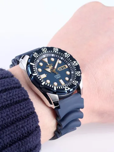 Vista 4 de Seiko reloj para buzos automático SRP605K2 de hule azul para hombre