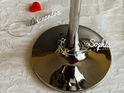 Vista 4 de Dijes personalizados para copas de vino, nombres cortados con láser, tarjetas de lugar de acero inoxidable, etiquetas de regalo de metal