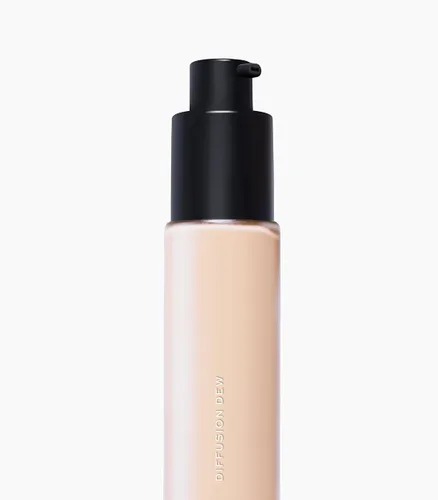 Vista 2 de MAKE Beauty Diffusion Dew Skin Tint. Acabado radiante de cobertura transparente a media. Difumina, suaviza e ilumina para una tez luminosa. 01 Feria