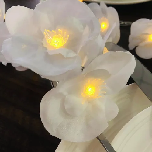 Vista 4 de Guirnalda de luces artificiales de orquídea artificial de 9.8 pies, funciona con USB, luces de hadas de orquídea de mariposa para boda, hogar