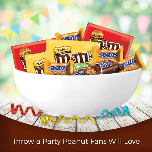 Vista 5 de SNICKERS & M&M'S Peanut Butter Lovers - Mezcla variada de caramelos de chocolate de tamaño divertido, 32.2 onzas, bolsa de 55 piezas