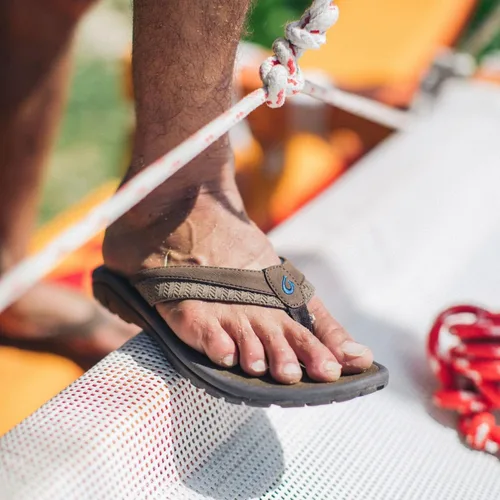 Vista 5 de OLUKAI Ohana Koa - Sandalias de playa para hombre, de secado rápido, resistentes al agua y ligeras, plantilla moldeada por compresión y ajuste suave