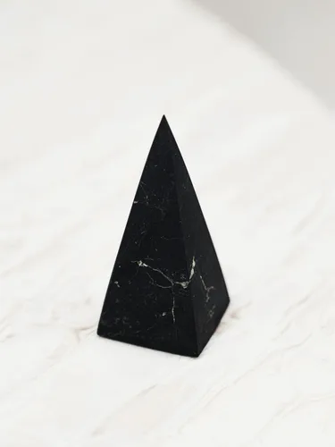 Vista 2 de Shungite Club Piedra de shungita alta pirámide sin pulir, cristal curativo, piedra preciosa para meditación, decoración de goloda pirámide