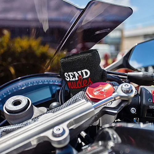 Vista 4 de Moto Loot - Funda para depósito de líquido de frenos para motocicletas, Sporbikes y regalos (Send Nudes)