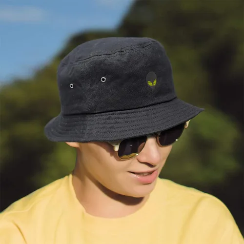 Vista 4 de Custom Bucket Apparel Sombrero Alien Gris Cabeza Ojos Amarillos Bordado para Hombres y Mujeres Solo diseño negro.