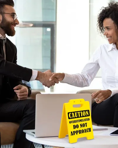 Vista 5 de Divertida decoración de escritorio de oficina sobreestimulada con texto en inglés "Do Not Approach Caution", decoración de cubículo de oficina