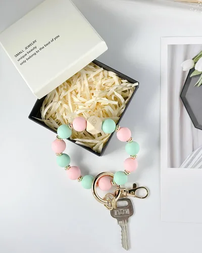 Vista 3 de Llavero de silicona para mujer, pulsera elástica para llaves de automóvil, carteras, tarjetas de crédito y tarjetas de crédito