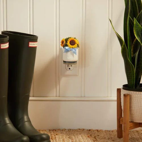 Vista 4 de Yankee Candle Difusor ScentPlug de girasoles, ramo de girasol iluminado, función de luz LED, diseño de tarro Mason