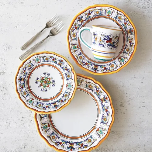 Vista 5 de Sur La Table Nova Deruta - Juego de vajilla de cerámica de 16 piezas, tazas de diseño floral de inspiración italiana, platos llanos, platos
