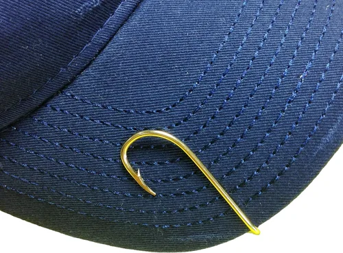 Vista 2 de BT Outdoors Gancho de pez para sombrero de garra de águila dorado para sombrero y una calcomanía gratis