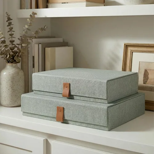Vista 11 de Cajas Decorativas de Almacenamiento de Fotos con Tapas - Juego de 2 Hermosos Organizadores de Lino Son Perfectos para Almacenar de Forma Segura Tus