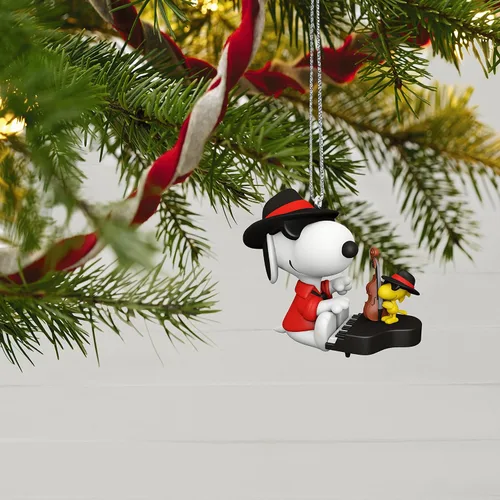 Vista 6 de Hallmark Keepsake Adorno de Navidad 2022, Peanuts Spotlight en Snoopy Jazzy, amigos elegantes