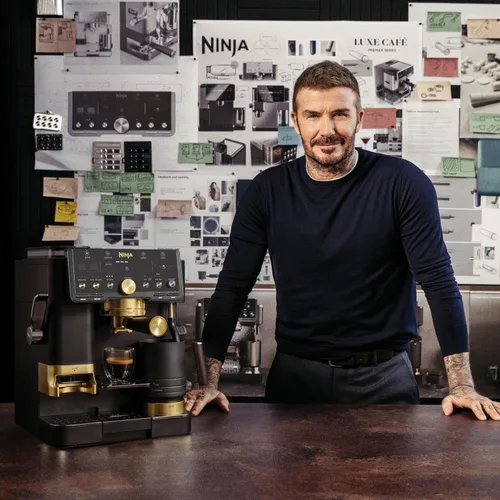 Vista 2 de Ninja Luxe™ Café Pro diseñado por David Beckham, máquina de café expreso, café por goteo, cerveza fría, agua caliente, manipulador integrado