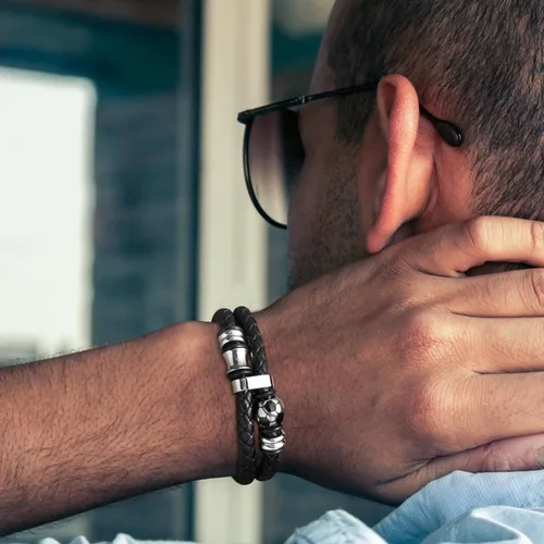 Vista 2 de TempBeau Pulsera de cuero genuino de fútbol para hombre, pulsera de cuero trenzado para niño, pulsera de cuero negro, regalos para papá, Acero
