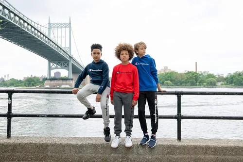 Vista 4 de Champion Conjunto de 2 piezas de camisa de manga corta y forro polar para niños