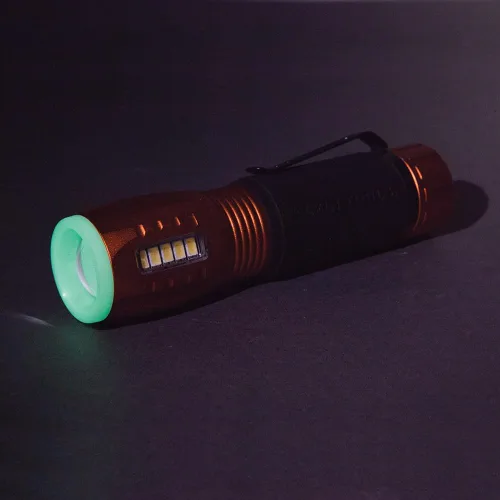 Vista 5 de Klein Tools Linterna LED 56028 y luz de trabajo, duradera, impermeable, compacta, extremo magnético manos libres, funciona hasta 12 horas