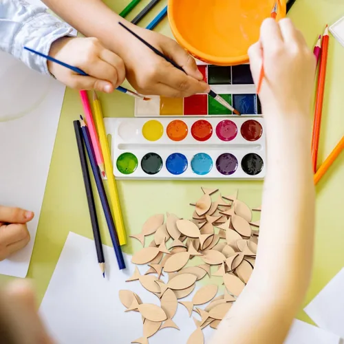 Vista 6 de EXCEART Recortes de pescado únicos para decoración de rebanadas de madera, chips de grafiti, 100 piezas de manualidades para niños y niñas y adultos
