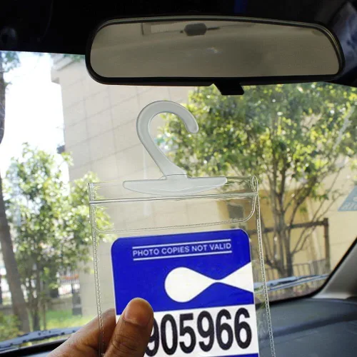 Vista 4 de Protector pequeño de placa de permiso para estacionamiento de discapacitados, ultra transparente, funda protectora con gancho grande de Tbuymax