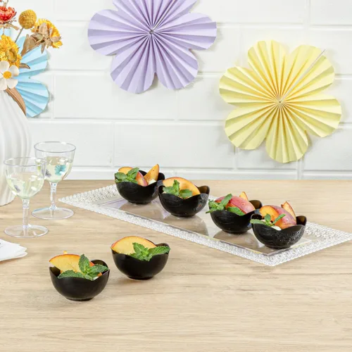 Vista 3 de Restaurantware Vasos desechables de postre de 2 onzas, 100 mini tazas de aperitivo, forma de flor, atractivos cuencos de plástico negro