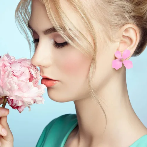 Vista 5 de 7 pares de aretes de flores estilo playa boho para mujer, aretes con forma de margarita con brote dorado